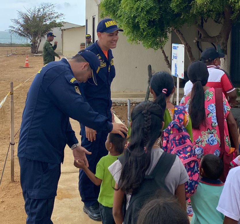 FNC_ArmadaCol's tweet photo. #Unidos 🤝 En #Uribia, corregimiento de #PuntaEspada (La Guajira), tripulantes de la Estación de Guardacostas de la @ArmadaColombia en articulación con el Centro de Salud de Siapaná, realizaron una brigada de salud y asistencia humanitaria en la comunidad indígena Wayuu de la #AltaGuajira, consistente en atención médica general, odontología, citología, nutrición y pediatría, así como la entrega de más de 800 medicamentos que benefició a más de 120 personas.
2023 Año del #BicentenarioNaval
#JuntosPorLasComunidades
#ProtegemosElAzulDeLaBandera 🇨🇴