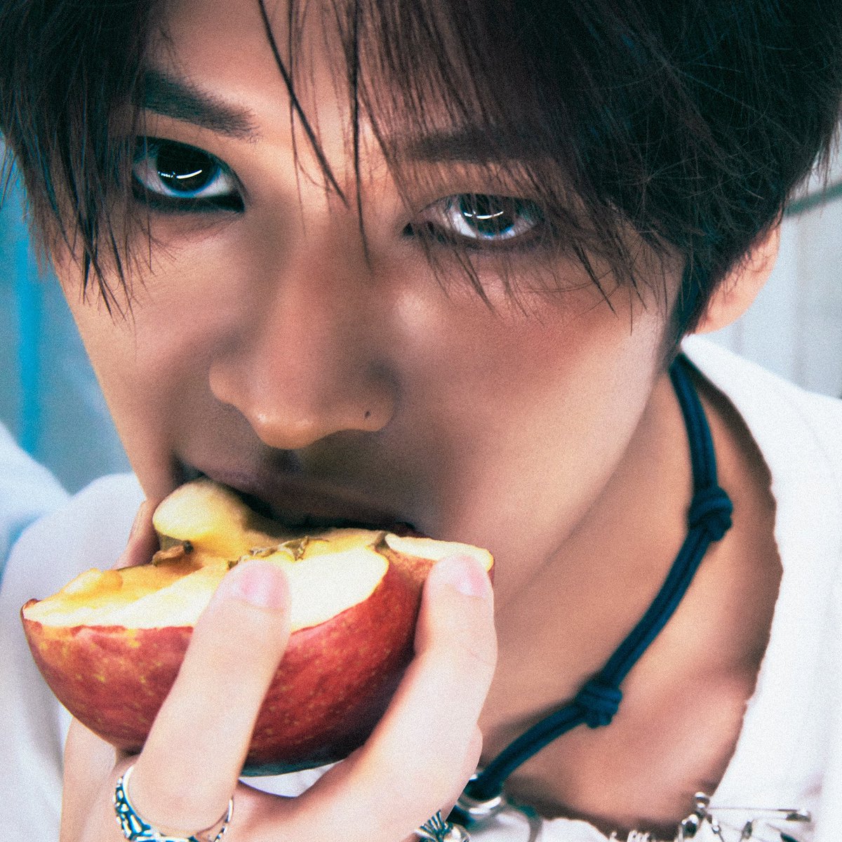sakurakup's tweet photo. ' ลูกอมหวานปะ '

" หวาน "

' หวานเท่าพี่มั้ย '

" แล้วแอปเปิ้ลล่ะ อร่อยมั้ย "

' อร่อย '

" อร่อยเท่าผมรึเปล่า "

#ลีชาง #leechang #minbin https://t.co/1t9BzVK7rA