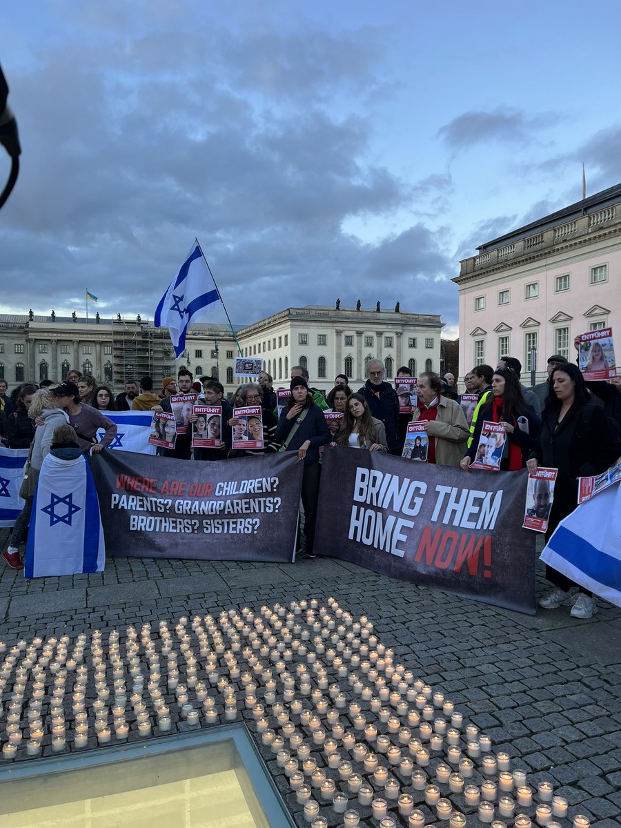JuFoDIGBerlin's tweet photo. Wir zünden nun Kerzen in Gedenken an die 1400 ermordeten Israelis sowie fordern die Freilassung  der ungefähr 200 von der Hamas entführten Geiseln. 
#BringThemHowNow https://t.co/yv4piXOOCO