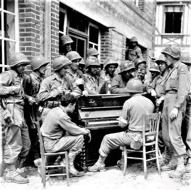 fasc1nate's tweet image. During World War II, Steinway &amp;amp; Sons air-dropped pianos with large parachutes and complete tuning instructions into the battle for the American troops.   

Called the Victory Vertical or G.I. Steinway, the pianos were to provide a bit of relaxation/morale booster. The pianos came