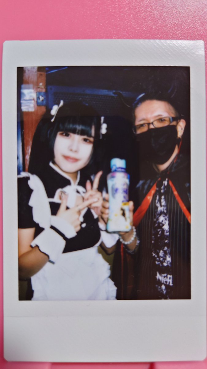chibisuke34's tweet photo. 10/21(土)BITFES ～Halloween～
@新宿SAMURAI
にて、プレゼント🎁を持参し、モカとレノアを持って、テトとヘアオイルを持ってチェキを撮りました❗ランチェキもコスプレです✨(^-^)/
#オトナリサナリ
#モカフラペチーノ
#タッタテト
#スーパーアイル
#カラナシランマ
#DEMOきいて
#BITFES
#ハロウィン https://t.co/5q2KgP8pqm
