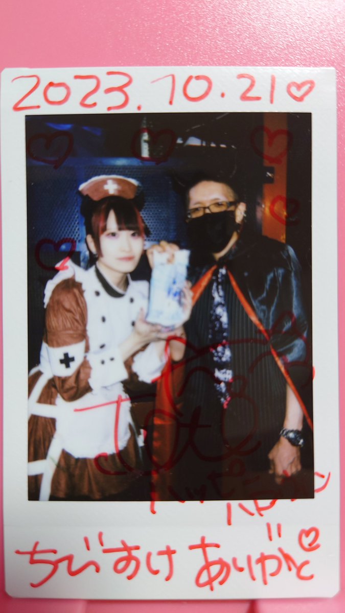 chibisuke34's tweet photo. 10/21(土)BITFES ～Halloween～
@新宿SAMURAI
にて、プレゼント🎁を持参し、モカとレノアを持って、テトとヘアオイルを持ってチェキを撮りました❗ランチェキもコスプレです✨(^-^)/
#オトナリサナリ
#モカフラペチーノ
#タッタテト
#スーパーアイル
#カラナシランマ
#DEMOきいて
#BITFES
#ハロウィン https://t.co/5q2KgP8pqm