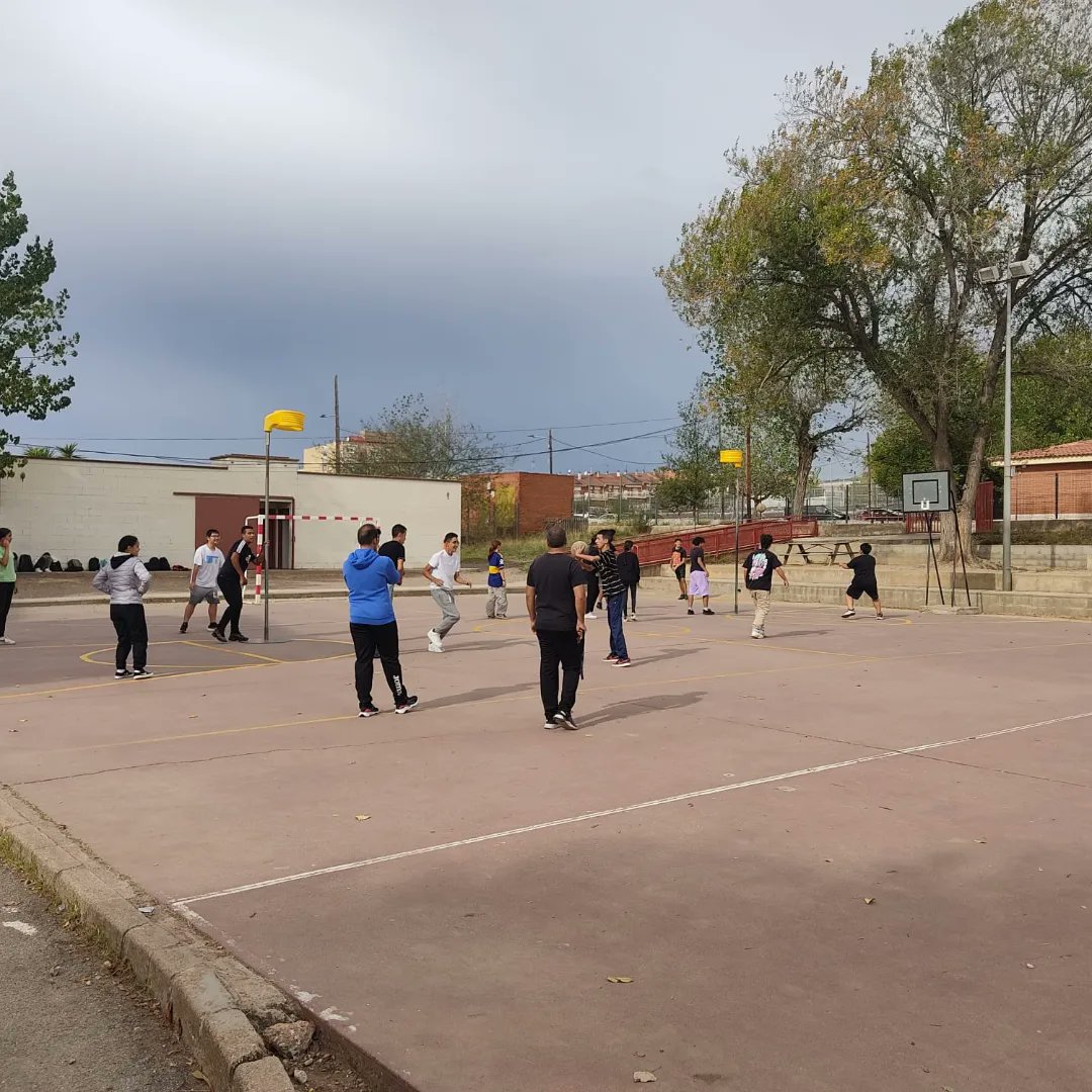 SantLlorencKC's tweet photo. Aquesta setmana hem estates @IFeixes donant a conèixer el #SLKC i el #korfbal als joves de 3r i 4t d'ESO.
Més de 100 alumnes han pogut gaudir d'aquest esport🤙
Gràcies al professorat i al Guillem per fer-ho possible🙌
@korfbalcat @AfaCabre @RSM_es @AVSantPereNord https://t.co/soNkI76gzU