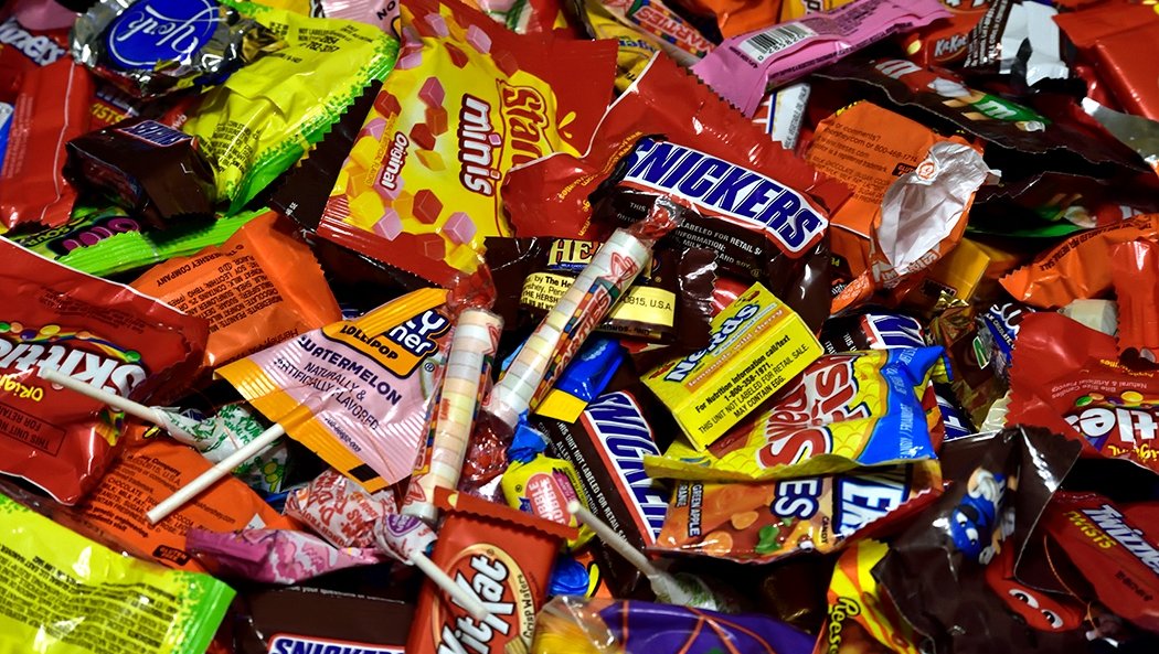 GoodinGrain's tweet image. Hey Teachers! Allowing candy into the classroom this Halloween? Dietitian Michelle Jaelin has some tips on how to survive the treat season this month. 🍬 🎃
=&amp;gt; l8r.it/IqD1 #GoodInEveryGrain #GoodInEveryClassroom #DietitianTips #Tips #Halloween #HalloweenCandy