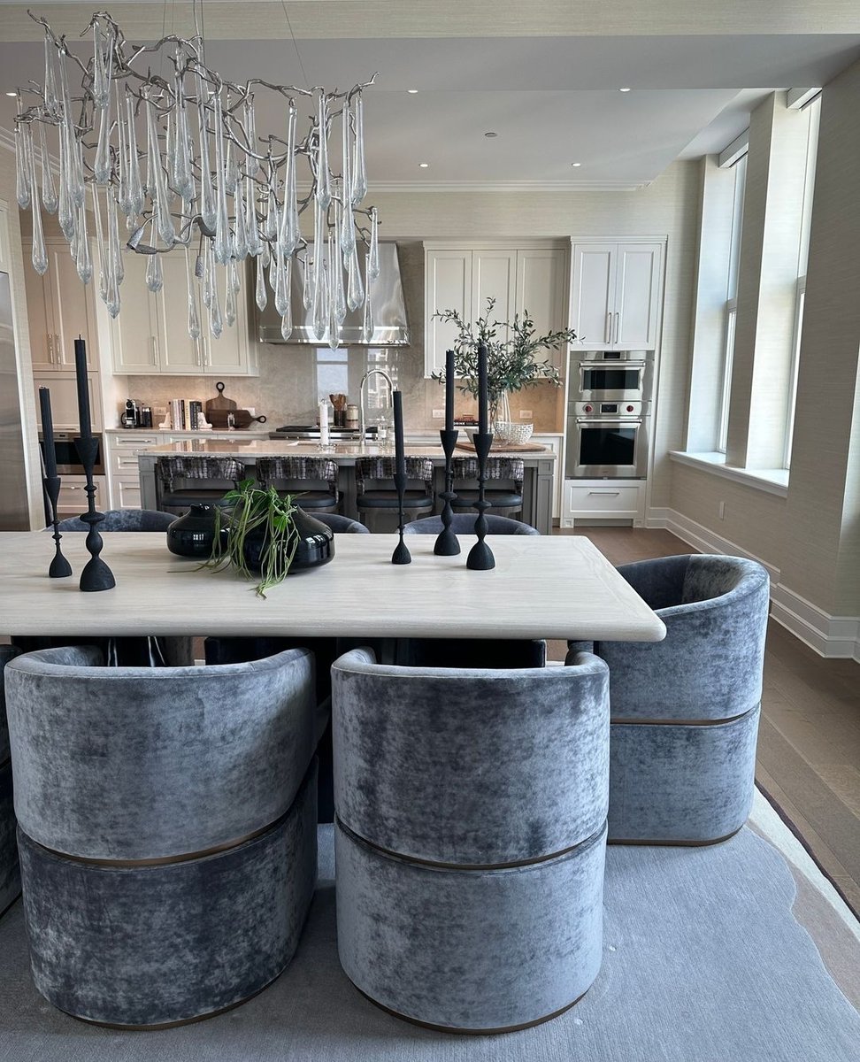 effetto__'s tweet image. Up in the dizzying heights of Chicago’s iconic Tribune Tower is this equally high-style kitchen-dining room by the brilliant Donna Mondi, who has skilfully blended biophilic elements like the raindrop chandelier with a grey-and-neutrals palette