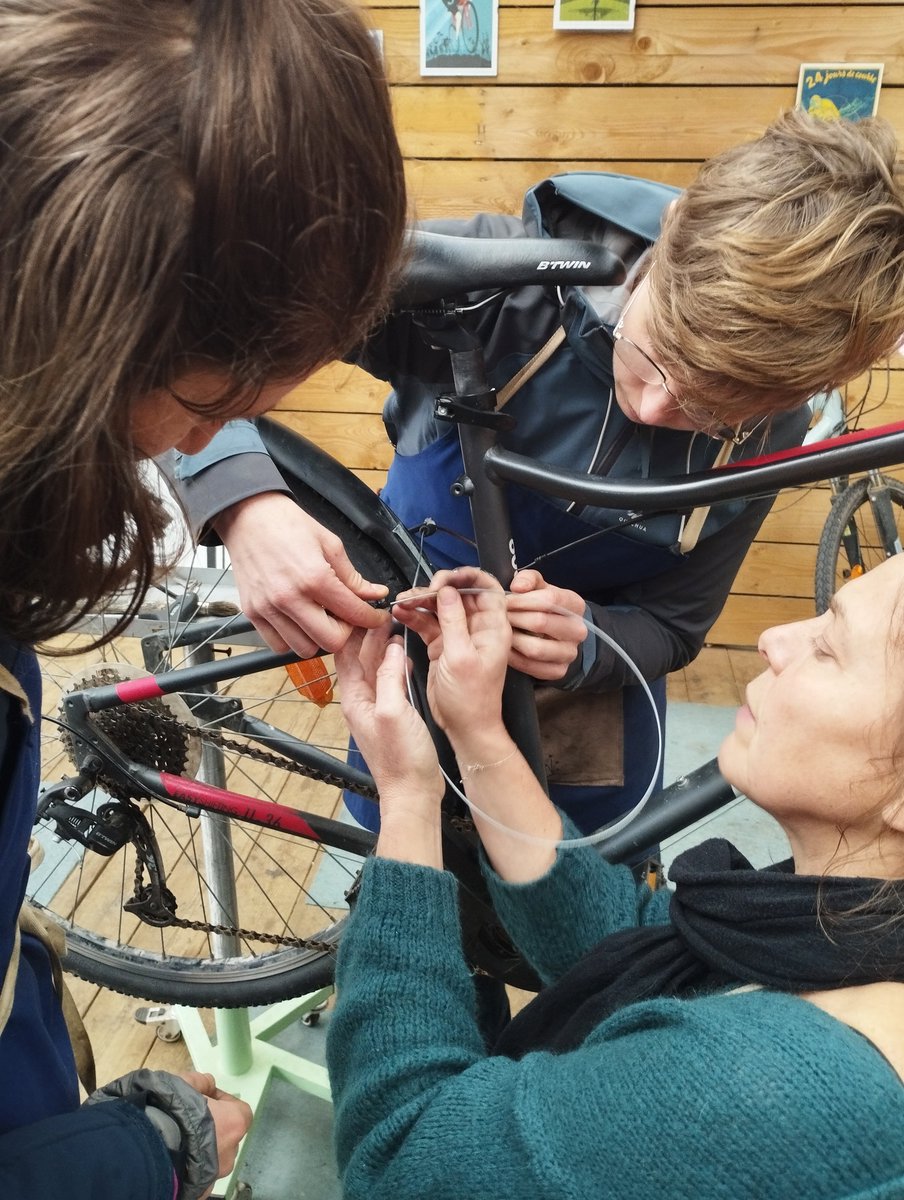 AmiensMetropole's tweet photo. [ #ZeroGaspi ♻ ] Fabriquer un petit sapin de table, apprendre à réparer son vélo, créer un tote bag...
Autant d'ateliers DIY et seconde vie gratuits proposés par Amiens Métropole et ses partenaires
Quel jours, quels horaires ❓
👉https://t.co/bOCBeHtZeL
👉https://t.co/AttbNbwuDS https://t.co/l7O5g6ng2y