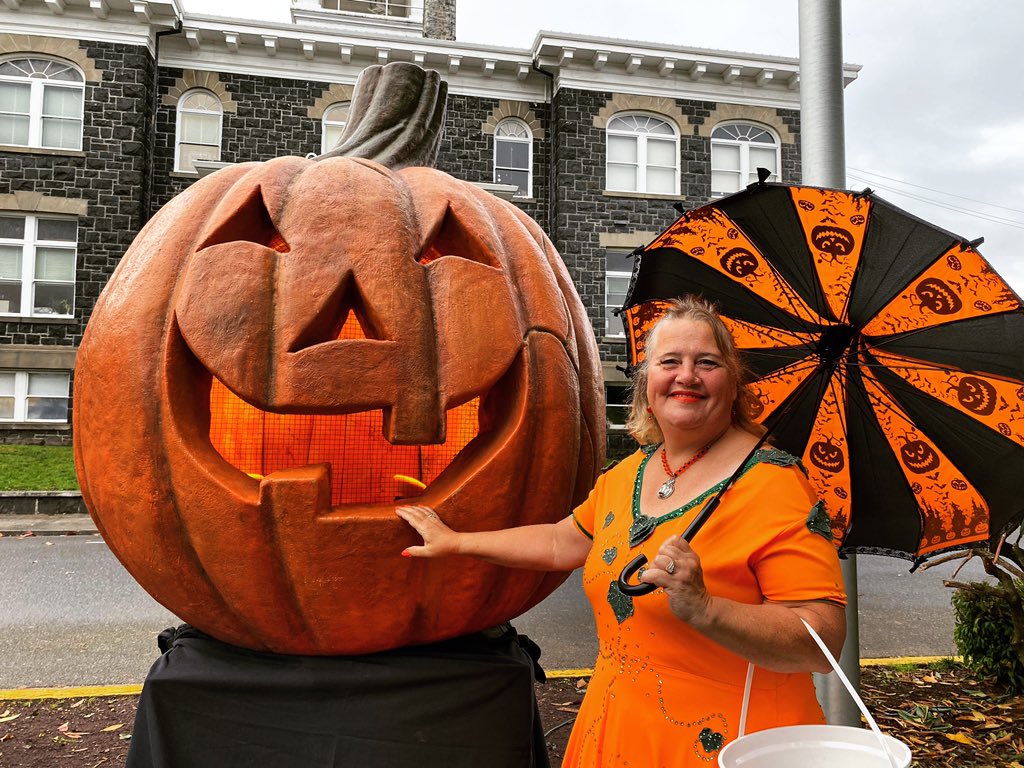 We’re on the home stretch to Halloween! Our Queen and pumpkin are waiting to greet you at Spirit of Halloweentown today! Come grab that perfect photo. Event information and tickets on our website at spiritofhalloweentown.com