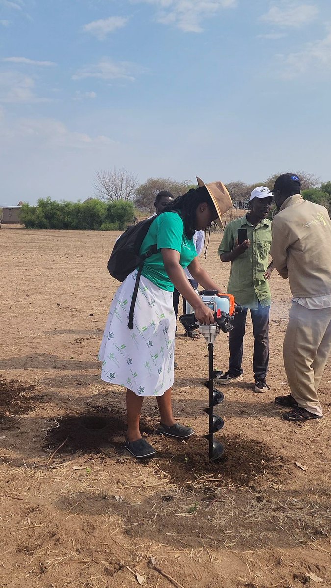 chengetai_koza's tweet photo. Farm mechanization is a crucial input for improving agricultural production. Sustainable agricultural mechanisation tries to make the work of farmers easier while minimising the risk of environmental damage.
 #agroecoloyinitiative @CIMMYT @CGIAR https://t.co/YHuevCKyik