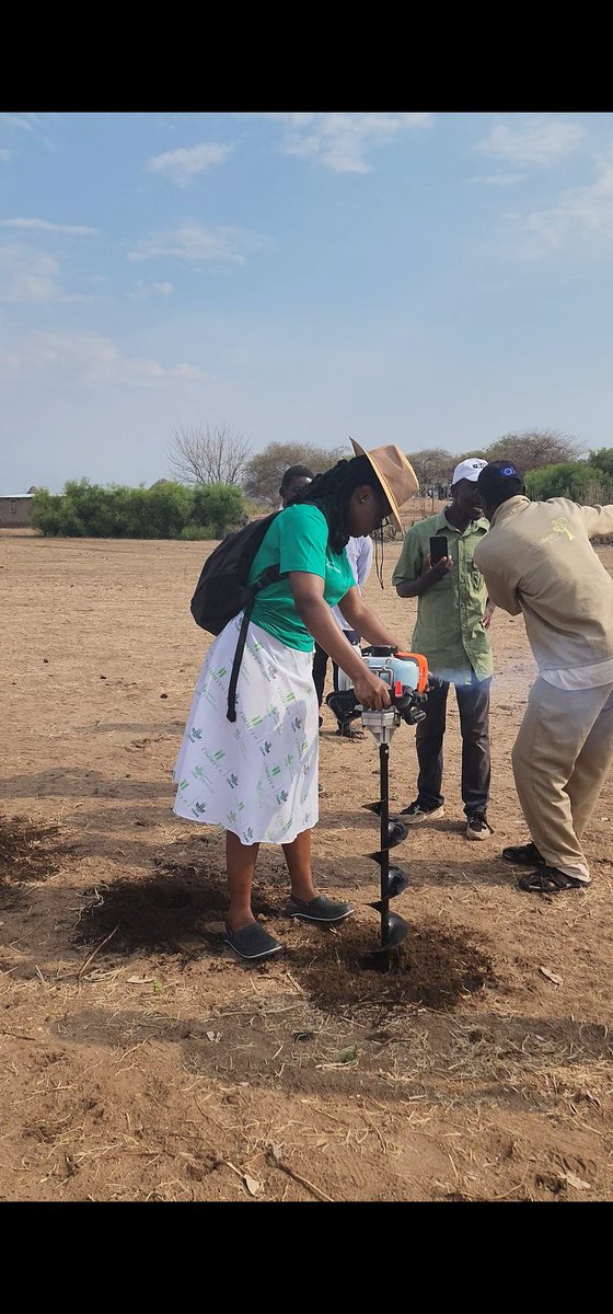 chengetai_koza's tweet photo. Farm mechanization is a crucial input for improving agricultural production. Sustainable agricultural mechanisation tries to make the work of farmers easier while minimising the risk of environmental damage.
 #agroecoloyinitiative @CIMMYT @CGIAR https://t.co/YHuevCKyik