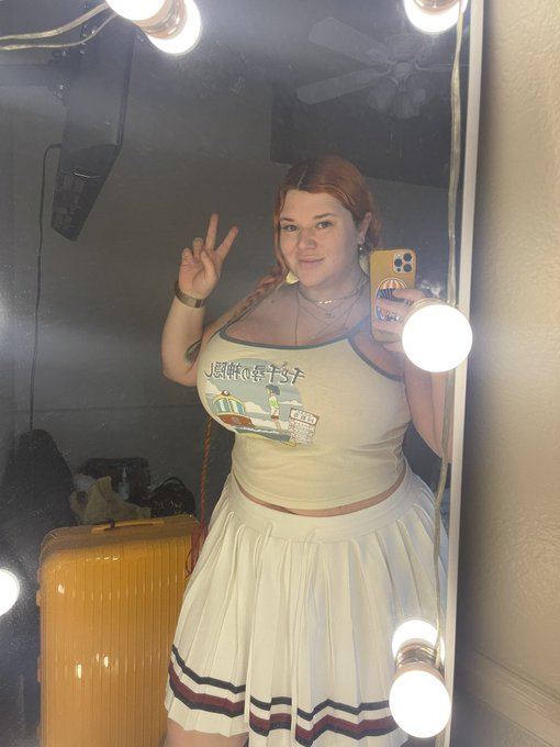 She&rsquo;s cute~ 🥰 https://t.co/TkAlyCguyz