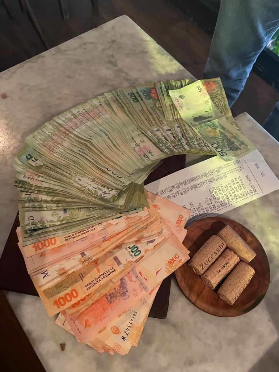 BitcoinArchive's tweet photo. Paying for dinner in Argentina where inflation is +138%
 
👉 Bitcoin is hope! https://t.co/qXN60V82bZ