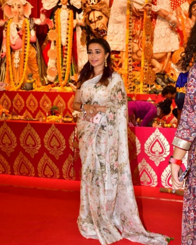 Gupshup24x7's tweet photo. Rupali Ganguly, Tina Datta, and Munmun Dutta exude elegance and beauty in their ethnic attire as they visit the pandal to seek Maa Durga's blessings.
#RupaliGanguly #tinadatta #munmundutta #anupama #Anupamaa #tmkoc #tmkocfanclub #BiggBoss #tarakmehtakaultachashma https://t.co/9TvHbsQJCv