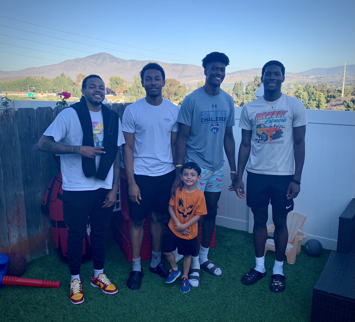 CoachDAmbro's tweet image. Fun afternoon BBQ with some of the fellas! 🍔 🍗 #KnightsFam 🤝