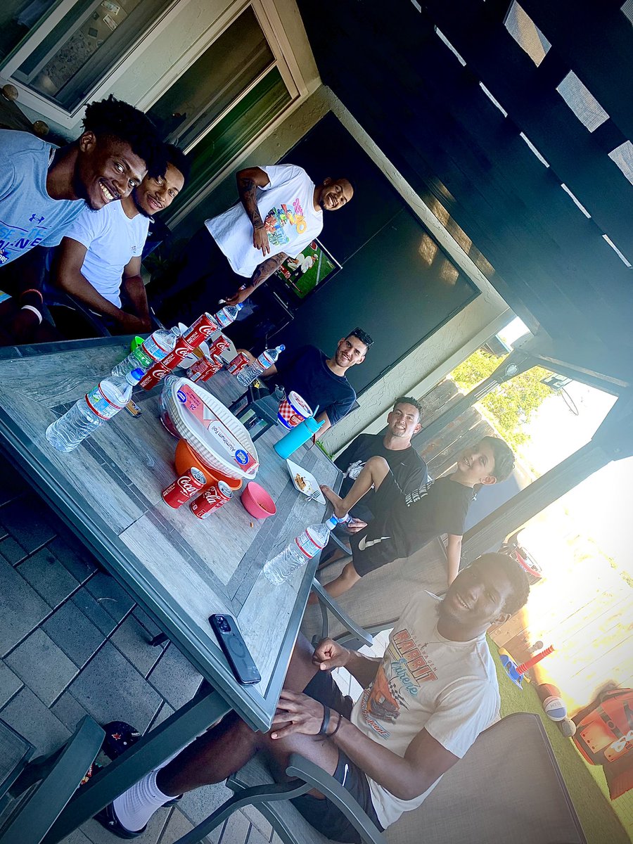 CoachDAmbro's tweet image. Fun afternoon BBQ with some of the fellas! 🍔 🍗 #KnightsFam 🤝