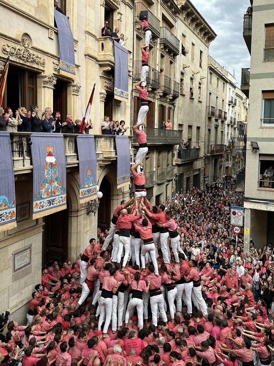 Ivan Rodon Tenas 🎾 (@irodon) on Twitter photo Gran diada!!! Grandíssima <a href="/collavella/">Colla Vella dels Xiquets de Valls</a>!!! 4d9, 2d8 (c), 4d9fp, pd8fm! Donem-li el valor que té!!! I el 4d10fm l’any que ve no se’ns escapa, segur!!!
#CollaVella #castells Gran diada!!! Grandíssima <a href="/collavella/">Colla Vella dels Xiquets de Valls</a>!!! 4d9, 2d8 (c), 4d9fp, pd8fm! Donem-li el valor que té!!! I el 4d10fm l’any que ve no se’ns escapa, segur!!!
#CollaVella #castells