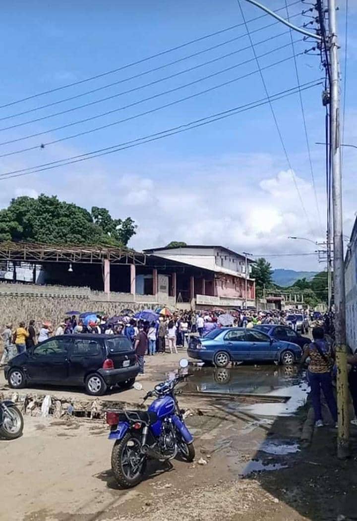 RobertLobo_'s tweet photo. #AHORA Esto me sorprende gratamente. Centro de votación cerca del terminal de Cùa, Valles del Tuy, "territorio chavista". Gentío. #Primarias2023 https://t.co/aSJSxeci9a