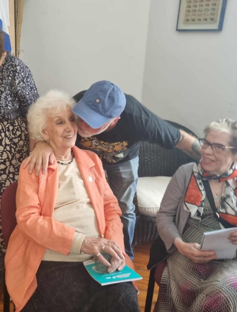 En el 46 aniversario de Abuelas de Plaza de mayo, Muy Feliz Cumpleaños 93 Estela de Carlotto.
Un fuerte abrazo en este día y el eterno agradecimiento a toda la Gran Familia de Abuelas que hacen posible la restitución de nietos y Nietas.
Hoy más que nunca #son30000 #Estelacumple93