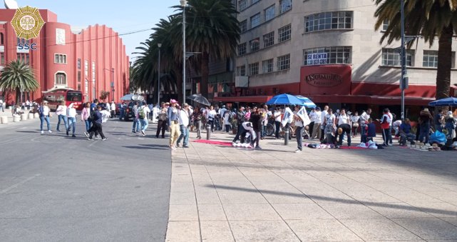mxqnoticias's tweet photo. #AMxInforma || #CDMX: inicia concentración de manifestantes en inmediaciones del Monumento a la Revolución, para después marchar rumbo al Zócalo.

Vía: @OVIALCDMX 

#AgenciaMxNoticias https://t.co/2l4aeevHGM