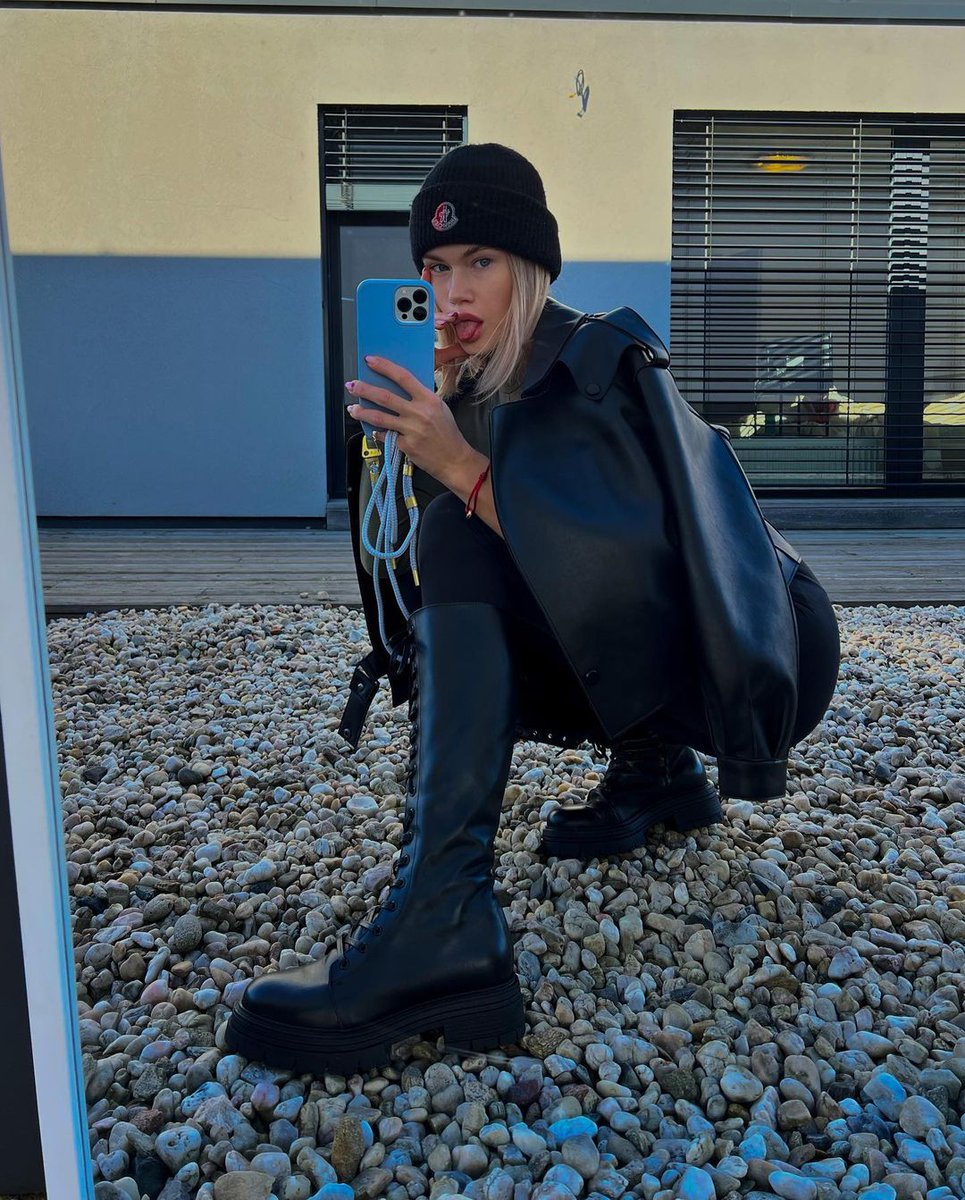 AXsunn1's tweet image. Just found mirror on street, lets take some photos