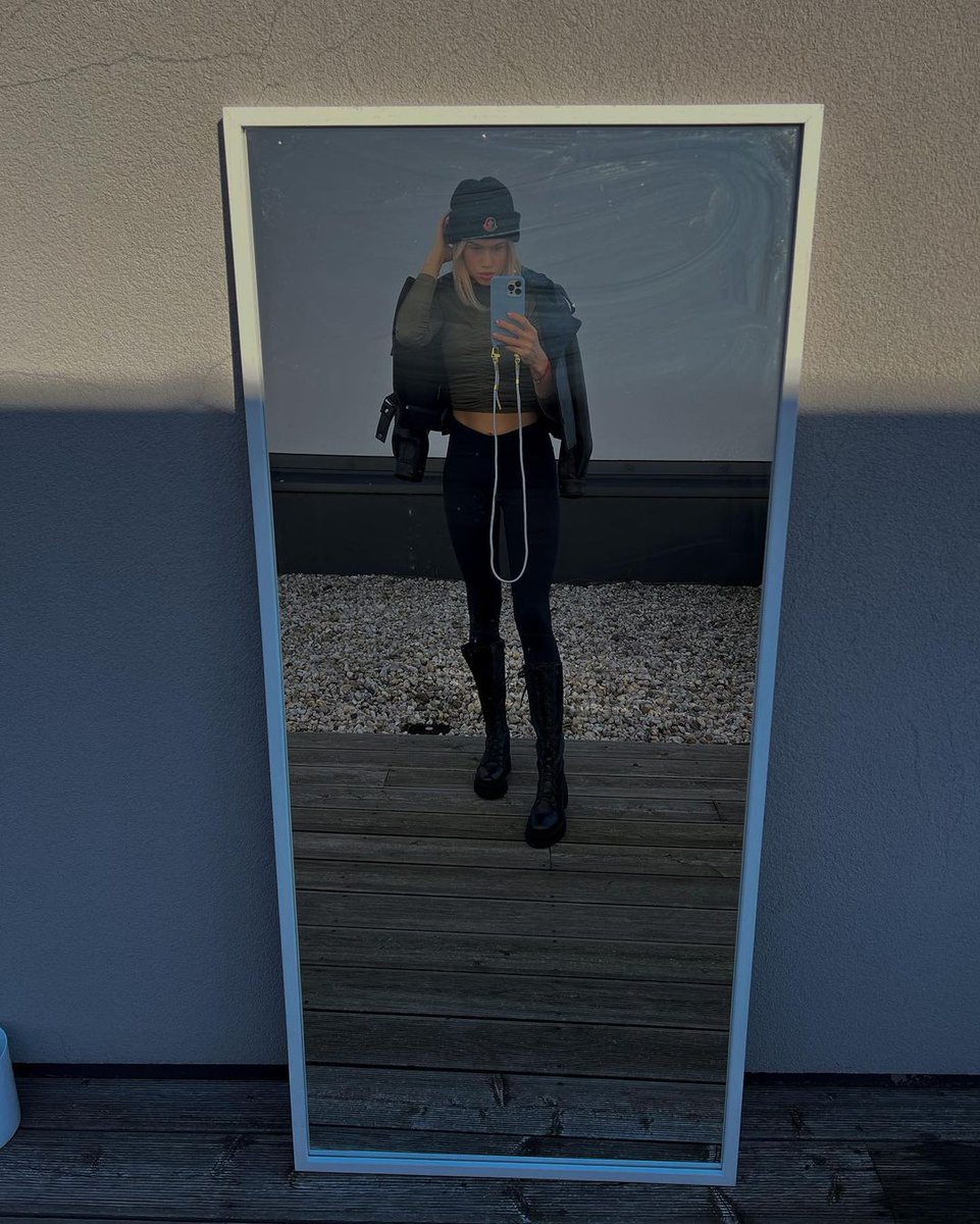 AXsunn1's tweet image. Just found mirror on street, lets take some photos