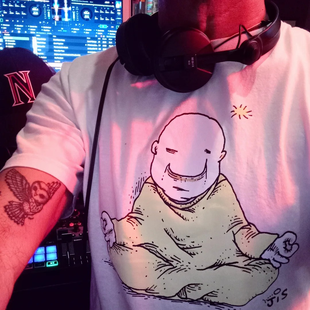 OtroDia_mx's tweet photo. El #DJ @tonypins en la casa con #OtroDía de @jisvagoimperial y todo el estilo #DiscoZen. Compra tu cartón favorito en playera, sudadera, taza o tote bag en https://t.co/ZbfRJnQWoW, WA 5514739118 o DM. Descarga GRATIS el Catálogo de Monos en https://t.co/aBzAFrheqj https://t.co/lfNuhPF53y