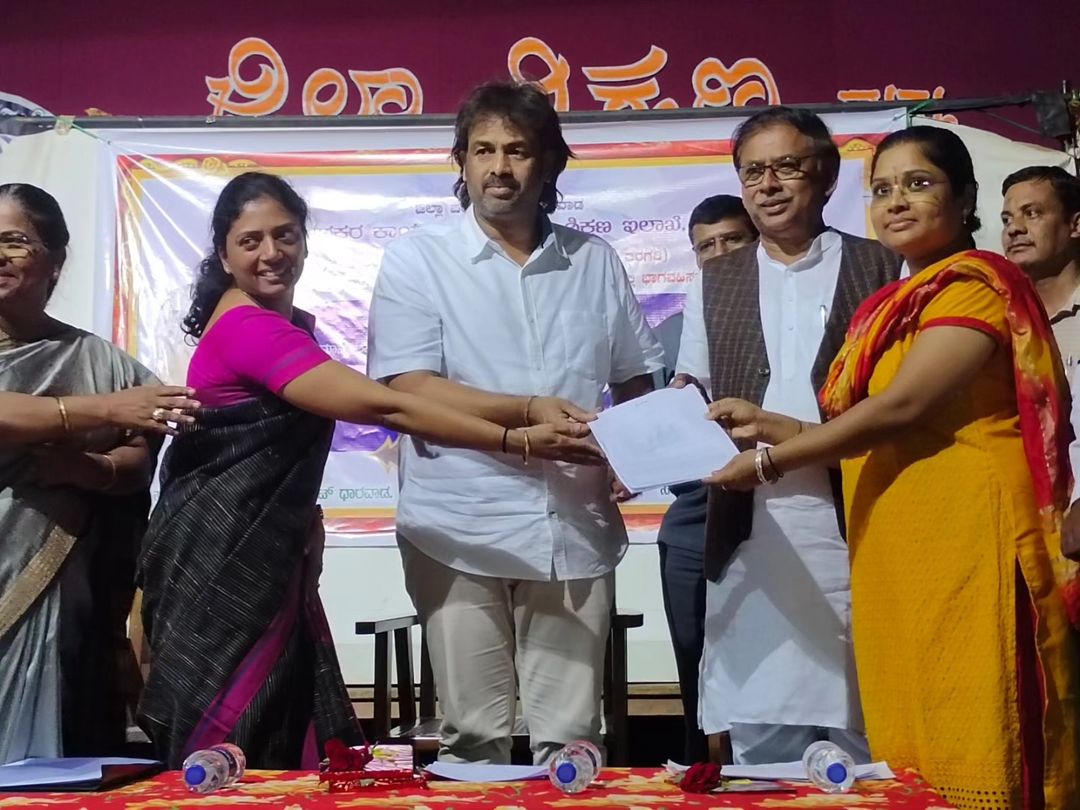 Madhu_Bangarapp's tweet photo. ಧಾರವಾಡ ನಗರದ ಡಯಟ್‌ ಪ್ರಾರ್ಥನಾ ಮಂದಿರದಲ್ಲಿ  ಪದವಿಧರ ಸರಕಾರಿ ಪ್ರಾಥಮಿಕ ಶಾಲಾ ಶಿಕ್ಷಕರ (6ರಿಂದ8 ನೆ ತರಗತಿ) ಕೌನ್ಸಲಿಂಗ್ ಮೂಲಕ ನೇಮಕಾತಿ ಆದೇಶಗಳನ್ನು ನೀಡುವ ಕಾರ್ಯಕ್ರಮದಲ್ಲಿ ಪಾಲ್ಗೊಂಡು ಭಾವಿ ಶಿಕ್ಷಕರಿಗೆ ಆದೇಶ ಪ್ರತಿ ನೀಡಿ ಶುಭಹಾರೈಸಿದೆ...

#Dharwad #INCKarnataka
#Madhu_Bangarappa
#Team_Madhu_Bangarappa https://t.co/PJJ4sArIhV