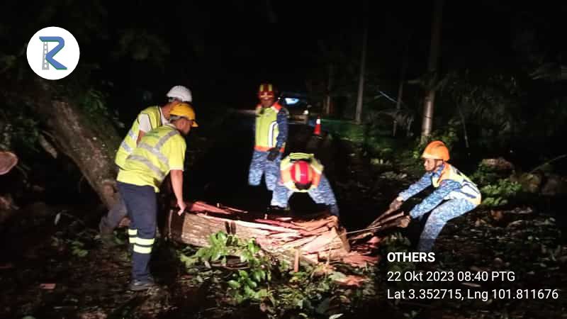 RcBentong's tweet photo. 22/10/2023
#kerjakecemasan
#teamroadcare dan #Japm kerja bersih #pokoktumbang di FT68 - JALAN KUALA LUMPUR - BENTONG (LAMA) - 43.00
@AlexNantaLinggi @DSARMOfficial @IPJKR_Official @CSFJ_JKR @JKRPAHANG @JKRBentong @Roadcare_HQ @Roadcare_Phg https://t.co/r8Fs9tgRZH