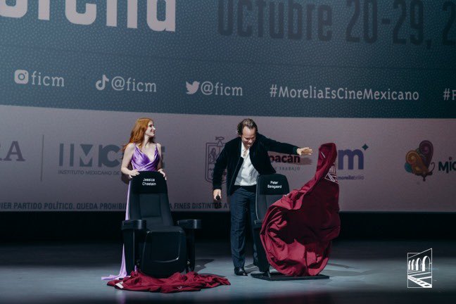 Alejandro_Ramz's tweet photo. .@jes_chastain y #PeterSasgaard develaron su #butacaFICM, durante la presentación de la grandiosa película #Memory, premiada recientemente en el Festival de Venecia. Su presencia y la de nuestro querido #MichelFranco engalana la 21ª Edición del @FICM https://t.co/FdEHTecxao