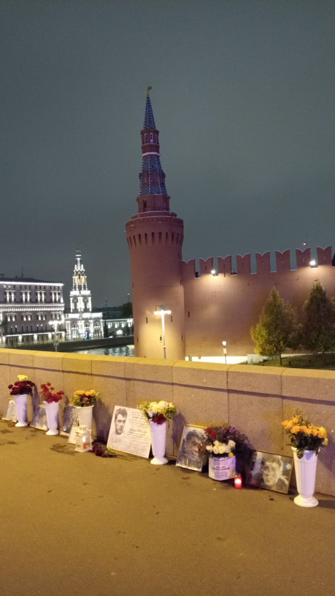 tuha_m's tweet photo. Сейчас Немцов мост https://t.co/ZcnipwiZw9