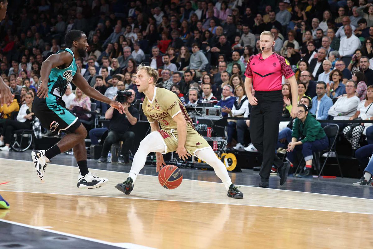 Be_BasketFr's tweet photo. ✅ Orléans remporte le choc de la 2e journée de #ProB contre l'Élan Béarnais (87-82). 

💯 Excellente première de la recrue Ludovic Beyhurst : 11 points et 11 passes décisives ! 

📍https://t.co/VdUpaFgr6K https://t.co/VFL8DtGjHv