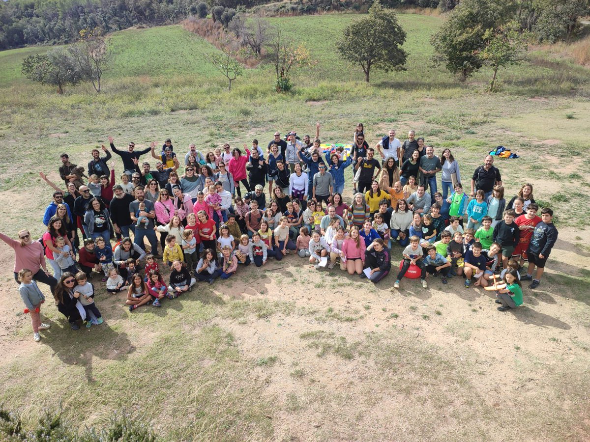 Un any més, hem donat la benvinguda a les noves famílies del Granés, entre xocolata, pastissos, jocs, rialles i unes bones ballaruques de la mà de Sardines en llauna! 😄☕️🍪🍂🍁🧺☀️

Ho hem passat d'allò més bé fent pinya, fent Granés! 🫶