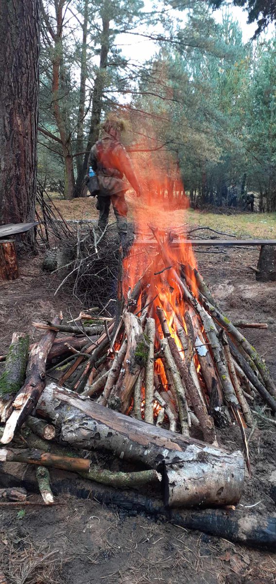 WCR_Kolobrzeg's tweet photo. 🔥Weekend mija, a nasi dzielni #elew.i #DobrowolnaZSW uczą się podstaw #SERE, czyli sztuki przetrwania w trudnych warunkach.
Tak trzymać , Panie i Panowie!  💪🪖

#ZostańŻołnierzem 🇵🇱

---
#8brem https://t.co/brDnN1N5LN