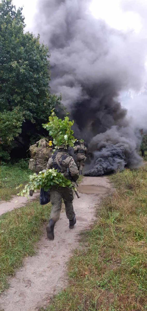 WCR_Kolobrzeg's tweet photo. 🔥Weekend mija, a nasi dzielni #elew.i #DobrowolnaZSW uczą się podstaw #SERE, czyli sztuki przetrwania w trudnych warunkach.
Tak trzymać , Panie i Panowie!  💪🪖

#ZostańŻołnierzem 🇵🇱

---
#8brem https://t.co/brDnN1N5LN