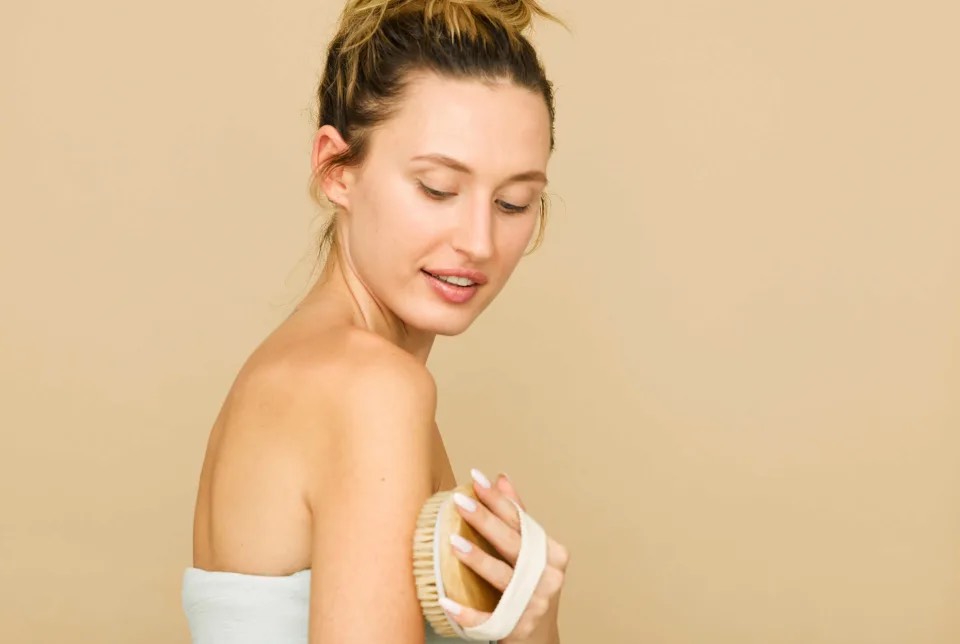 blanderic's tweet image. 3 Dry Brushing Habits That Could Be Doing More Harm Than Good. Read article at shrsl.com/49w1j

#exfoliateyourskin #skinexfoliation #drybrushing