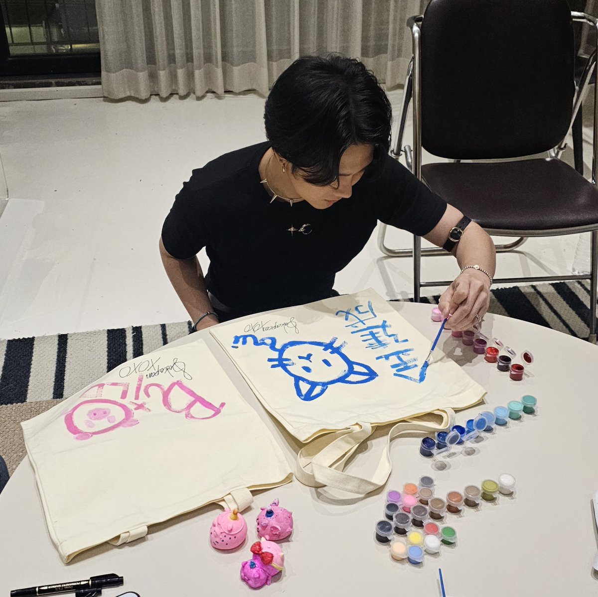 buildyourlove4u's tweet photo. Class ศิลปะกับน้อนบิว ขอบคุณทุกคนที่มาดูไลฟ์ช่วยกันปั่นเทรนด์ และร่วมกิจกรรมนะคะ หวังว่าจะแฮปปี้กันทุกคน คืนนี้นอนหลับฝันดีค่าาา~

Late night art class with Build. Thanks for joining us. Hope you enjoy. Good night~

@JakeB4rever 
#BuildJakapan
#Beyourluve
#ThaiXiaoxiangXBuild https://t.co/W7EfgYN0SW