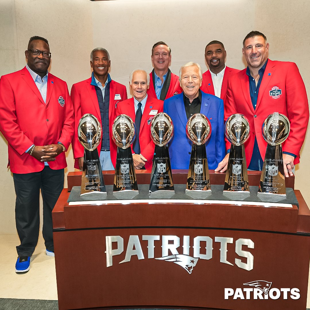 The red jacket family ❤️💙 @TheHall | #ForeverNE