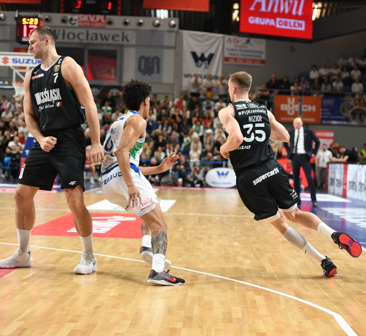 supercar24pl's tweet photo. Walczysz ŚLĄSKU! Do boju WKS! 🇮🇹
________________
🚘 #supercar24 #Partner @WKS_SlaskBasket 
#plkpl #WLOWRO https://t.co/ZKiNPJ5LuL