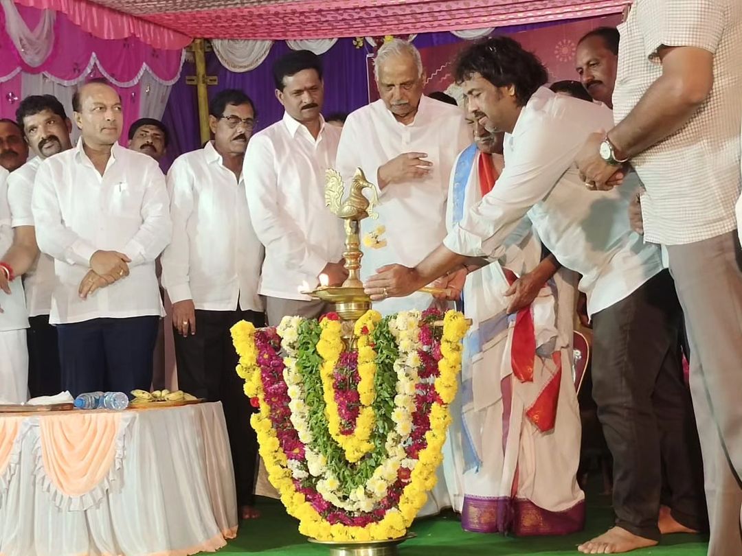 Madhu_Bangarapp's tweet photo. ಇಂದು ಶ್ರೀ ಕ್ಷೇತ್ರ ಸಿಗಂದೂರು ಚೌಡೇಶ್ವರಿ ದೇವಿಯ ಸನ್ನಿದಾನಕ್ಕೆ ಕುಟುಂಬ ಸಮೇತರಾಗಿ ತೆರಳಿ ದೇವಿ ದರ್ಶನ ಪಡೆದು ವಿಶೇಷ ಪೂಜೆ ಸಲ್ಲಿಸಿ  ನಮಗೂ ಹಾಗೂ ನಾಡಿನ ಒಳಿತಿಗಾಗಿ ಪ್ರಾರ್ಥನೆ ಸಲ್ಲಿಸಿದೆವು..

ಬಳಿಕ ಸಿಗಂದೂರು ದಸರಾ ವೈಭವ ಕಾರ್ಯಕ್ರಮ ಉದ್ಘಾಟಿಸಿ ಮಾತನಾಡಿದೆ...

#INCKarnataka
#Madhu_Bangarappa
#Team_Madhu_Bangarappa https://t.co/Izp8R4ulnz
