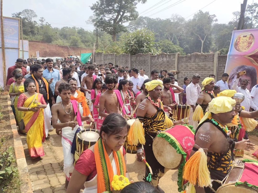 Madhu_Bangarapp's tweet photo. ಇಂದು ಶ್ರೀ ಕ್ಷೇತ್ರ ಸಿಗಂದೂರು ಚೌಡೇಶ್ವರಿ ದೇವಿಯ ಸನ್ನಿದಾನಕ್ಕೆ ಕುಟುಂಬ ಸಮೇತರಾಗಿ ತೆರಳಿ ದೇವಿ ದರ್ಶನ ಪಡೆದು ವಿಶೇಷ ಪೂಜೆ ಸಲ್ಲಿಸಿ  ನಮಗೂ ಹಾಗೂ ನಾಡಿನ ಒಳಿತಿಗಾಗಿ ಪ್ರಾರ್ಥನೆ ಸಲ್ಲಿಸಿದೆವು..

ಬಳಿಕ ಸಿಗಂದೂರು ದಸರಾ ವೈಭವ ಕಾರ್ಯಕ್ರಮ ಉದ್ಘಾಟಿಸಿ ಮಾತನಾಡಿದೆ...

#INCKarnataka
#Madhu_Bangarappa
#Team_Madhu_Bangarappa https://t.co/Izp8R4ulnz