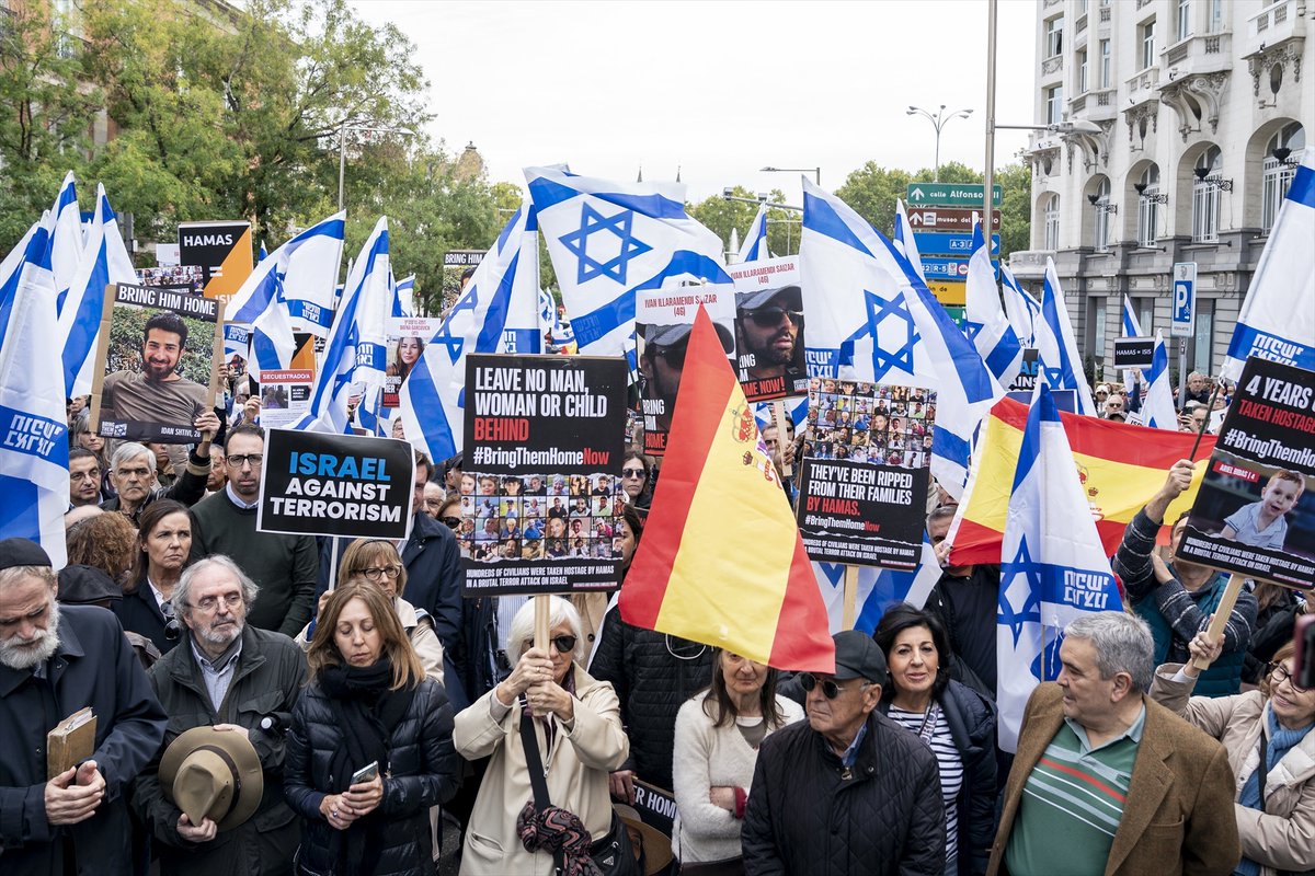 📸 Decenas de personas se concentran en Madrid por la liberación de los rehenes secuestrados por Hamás y por "el derecho a la existencia de Israel" ow.ly/TqzV50PZqPQ