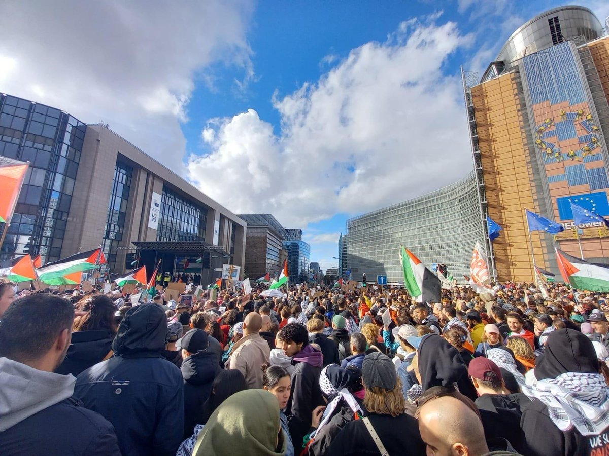 BotengaM's tweet photo. "Shame on you" "Not in my Name."
Tens of thousands slam @vonderleyen's unconditional support for Israel and demand an immediate ceasefire in #Gaza, an end to the blockade and full respect for international law. #Brussels https://t.co/f4pms07cIp