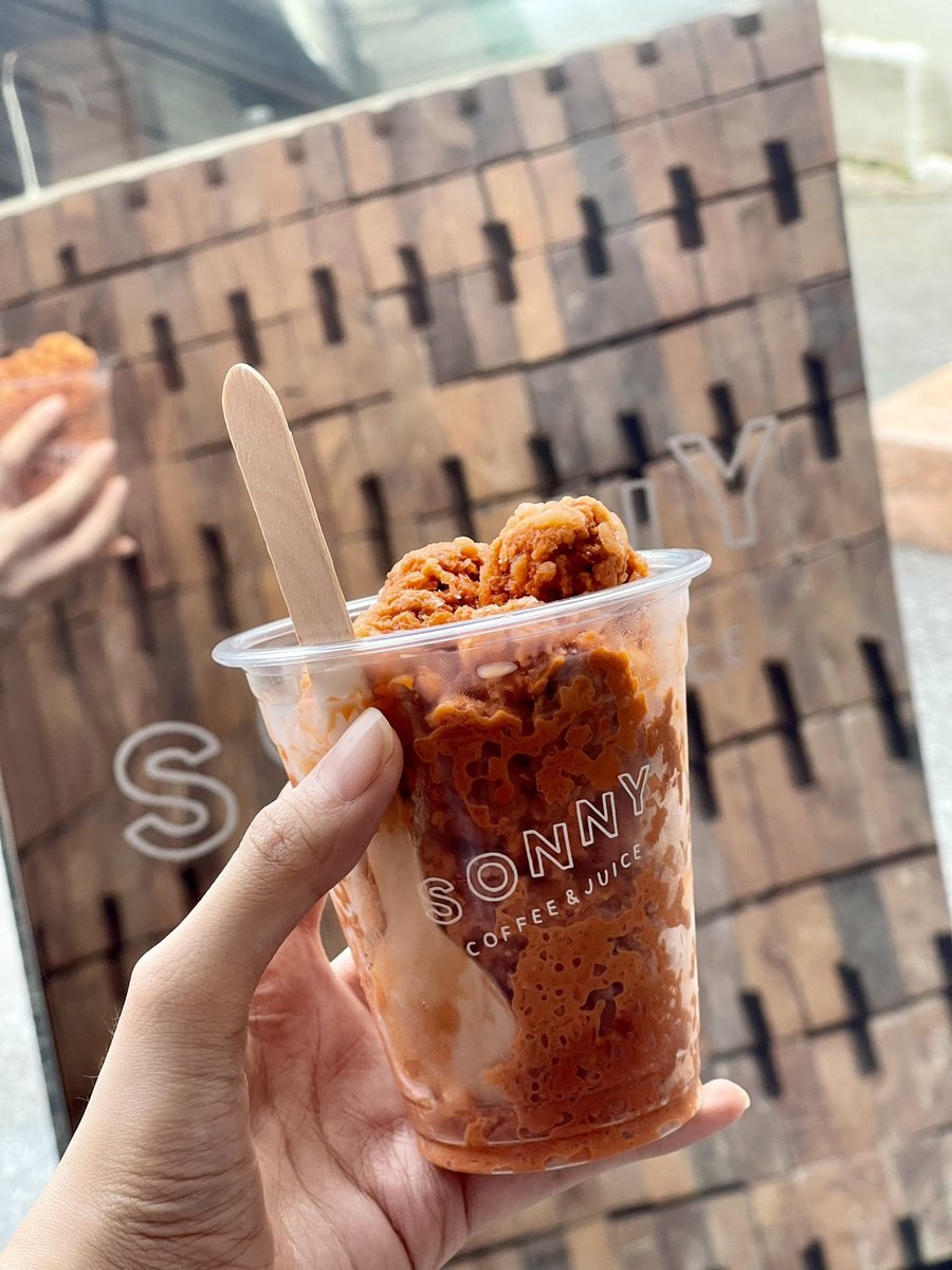 somethingdyluv's tweet photo. cha thai granita จากร้าน sonny coffee&amp;juice🍧🧡
อร่อยมากกกทุกคน ชาหอม หวาน นัว เข้มข้นจัดๆ ลองแล้วจะติดใจม้ากก ขอแนะนำเลย
เมนูอื่นๆที่ร้านก็มีน้า มุมถ่ายรูปชิคๆก็มีเยอะ ใครไปอยุธยา อย่าลืมแงะไปกั้บ
📍ถนนนเรศวร ตำบลประตูชัย อยุธยา
#อร่อยไปแดก https://t.co/FFMIDVxUHP