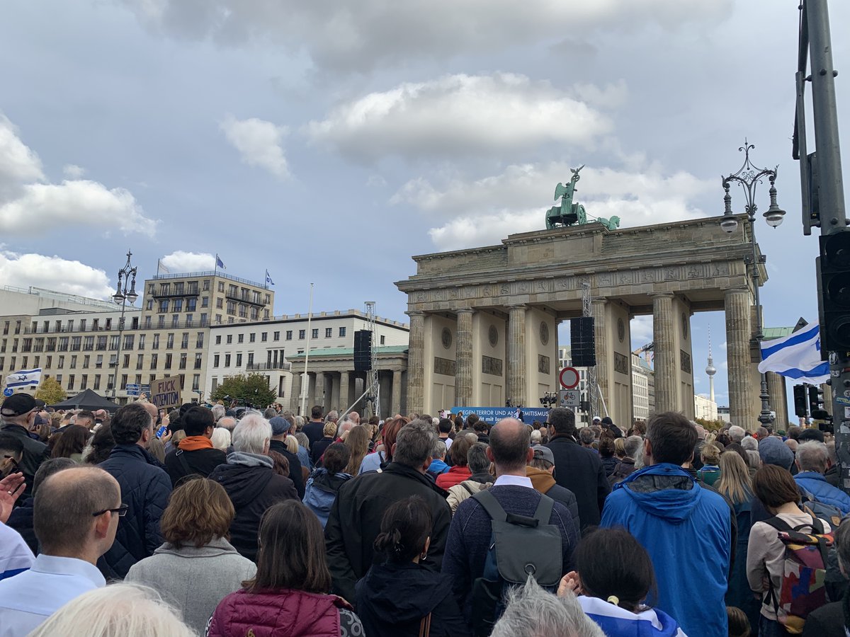 Knapp 25.000 Menschen stehen zwischen Brandenburger Tor und Siegessäule geschlossen zusammen, denn #NieWiederIstJetzt! Danke für die klaren Worte der Opferangehörigen, Frank-Walter Steinmeier, @kaiwegner, Botschafter @Ron_Prosor, @Volker_Beck, @DanielBotmann. #WeStandWithIsrael