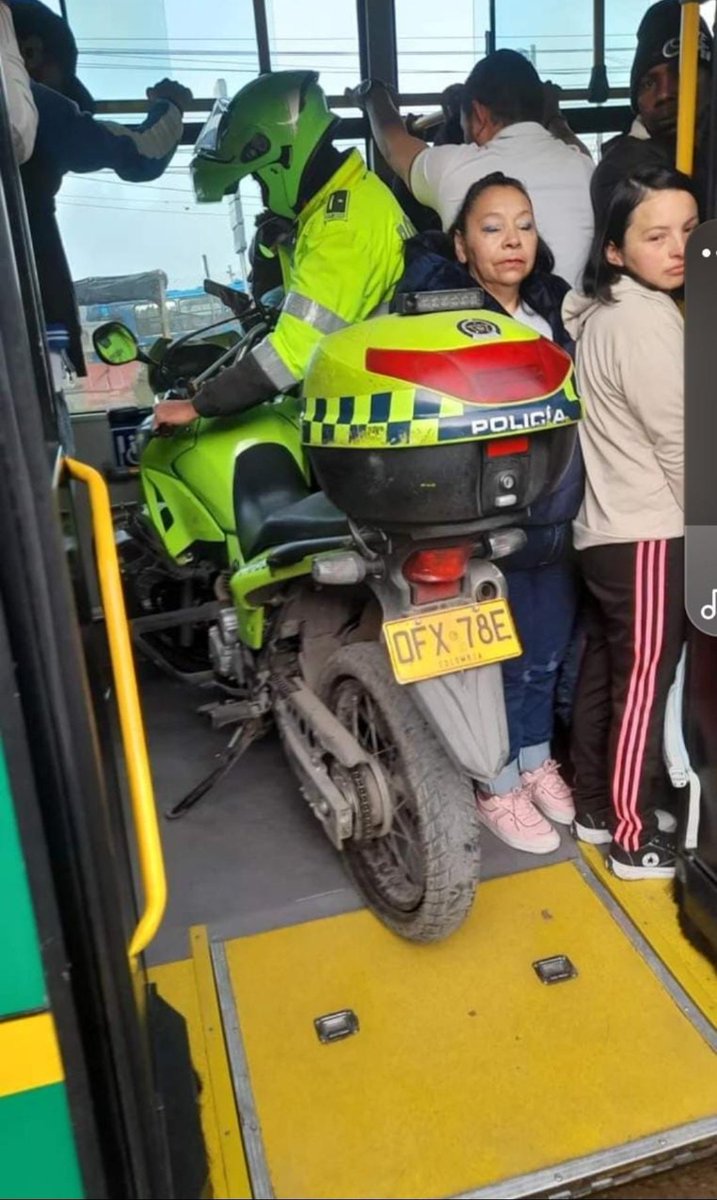 yenci (@yencycelemin) on Twitter photo Que tal esto?..
<a href="/Citytv/">Canal Citytv</a> <a href="/TransitoBta/">Policía de Tránsito Bogotá</a> <a href="/PoliciaColombia/">Policía de Colombia</a>
Y cuando fue un señor haciendo lo mismo TODO el mundo se le fue encima
Fue gracias al cantante de música popular que pudo pagar los comparendos que le pusieron,y a este que??... No le va a pasar nada por ser de la "ley"? Que tal esto?..
<a href="/Citytv/">Canal Citytv</a> <a href="/TransitoBta/">Policía de Tránsito Bogotá</a> <a href="/PoliciaColombia/">Policía de Colombia</a>
Y cuando fue un señor haciendo lo mismo TODO el mundo se le fue encima
Fue gracias al cantante de música popular que pudo pagar los comparendos que le pusieron,y a este que??... No le va a pasar nada por ser de la "ley"?
