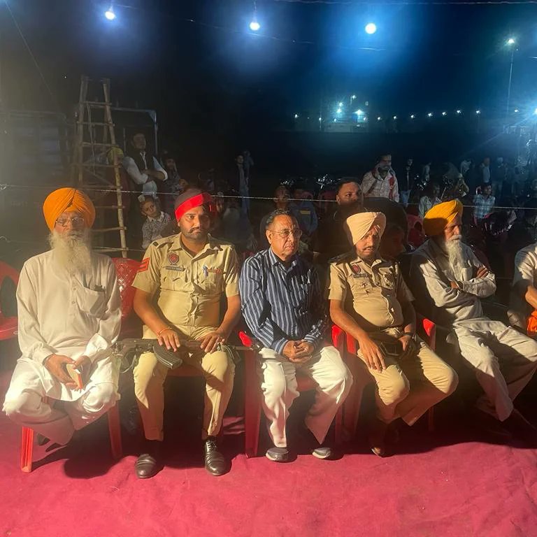AmritsarRPolice's tweet image. Amritsar Rural Police ensuring the safety of Ram Leela celebrations in the district. 🚓 #CommunityProtection #SafePunjab
ਅੰਮ੍ਰਿਤਸਰ ਦਿਹਾਤੀ ਪੁਲਿਸ ਜ਼ਿਲ੍ਹੇ ਵਿੱਚ ਰਾਮ ਲੀਲਾ ਸਮਾਗਮਾਂ ਦੀ ਸੁਰੱਖਿਆ ਨੂੰ ਯਕੀਨੀ ਬਣਾਉਂਦੀ ਹੋਈ।
