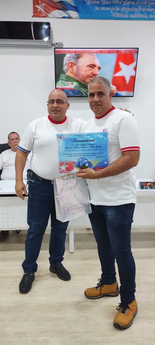 Por su contribución a la formación de cuadro en la Misión Médica Cubana en Venezuela, fueron reconocidos el Dr José Antonio Machado Reyes Jefe de la Misión Médica,Dr Misael Arias Vicejefe Integral y el Dr Erick Mendez Jefe de las Misiones Sociales del Distrito Capital. #Cuba