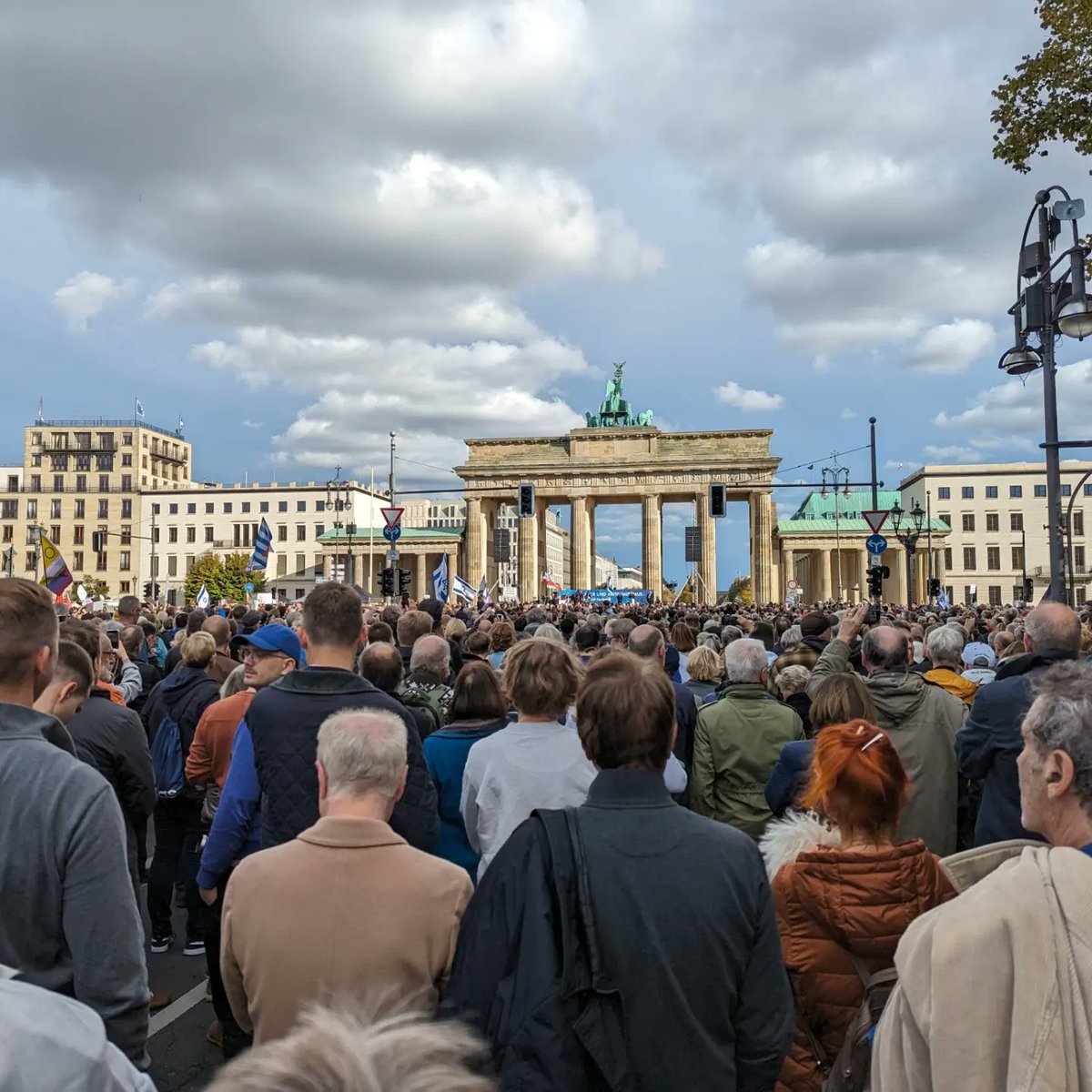 joschberlin's tweet photo. Am Brandenburger Tor auf der Solidarität-mit-Israel-Kundgebung.
#berlin #brandenburgertor #solidaritätmitisrael https://t.co/QL1uAH8kjr