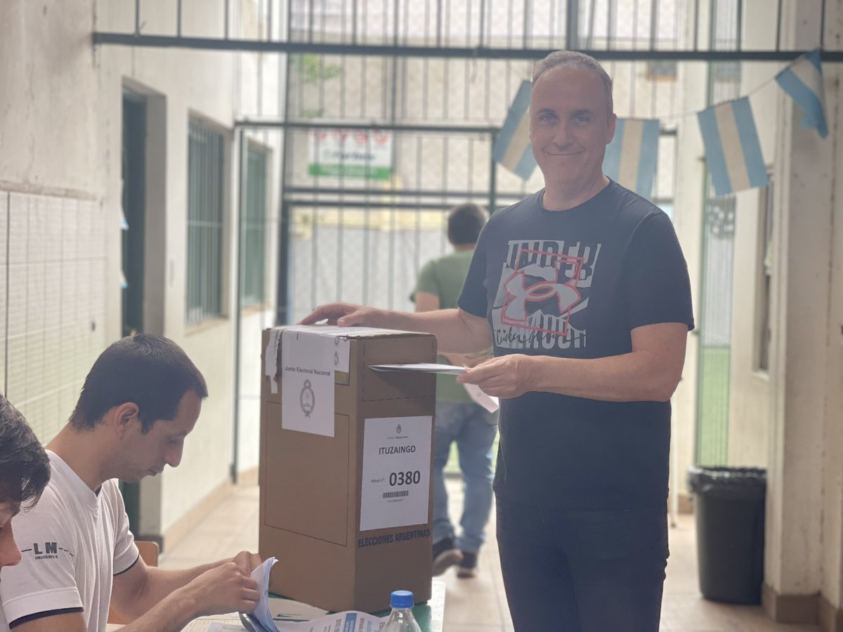 Ejerciendo mi voto en una nueva jornada democrática tan importante para nuestro país. 🗳☀️❤️

Votemos con amor y esperanza. 
A 40 años de Democracia, nuestra Patria nos necesita.

 #EleccionesArgentina2023 #ArgentinaVota