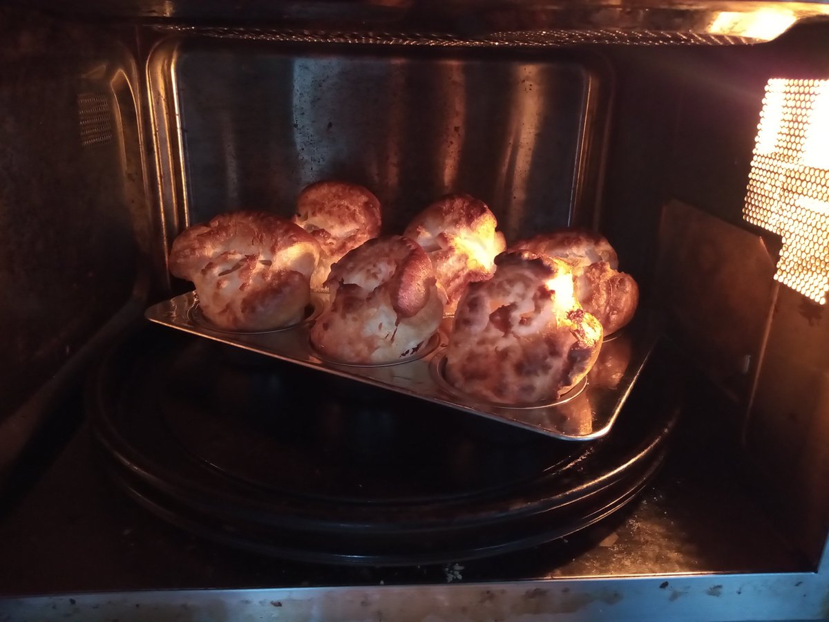 Sexy Yorkshire Puddings.

Did I tell you I'm from The NORTH?

#TeamYorkshire #YorkiePuds