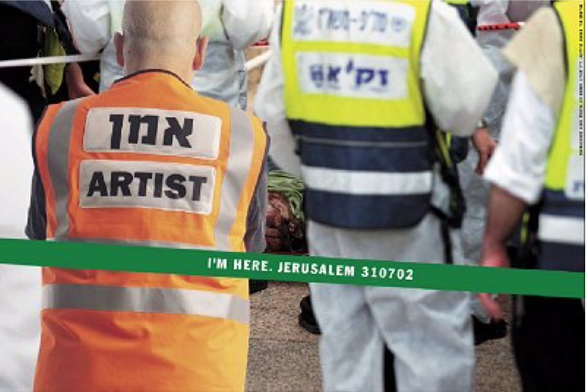 Back to « I’m Here », série de David Tartakover, designer graphique israélien né en 1944. Critique à l’égard des gouvernements des deux camps, sans appartenir à un parti, il a auto-produit des affiches à usage local pendant /   instagram.com/p/Cys3OjkKGWk/…